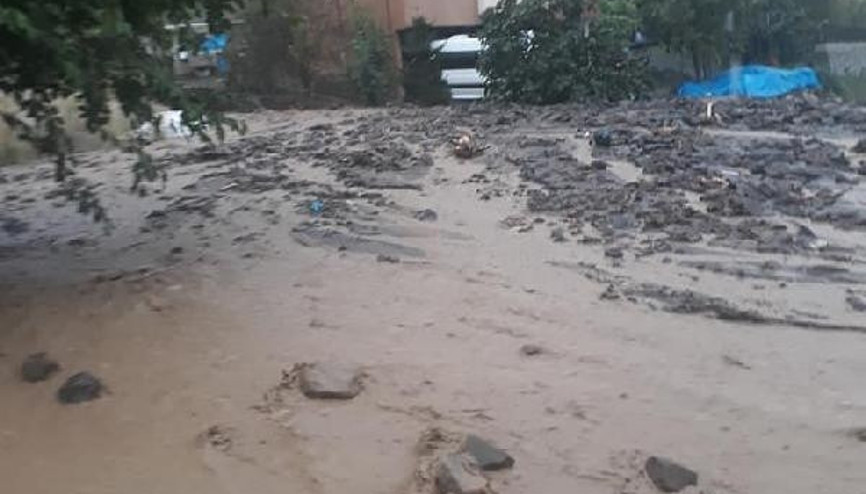 Trabzon’da sel ve heyelan; karayolu ulaşıma kapandı