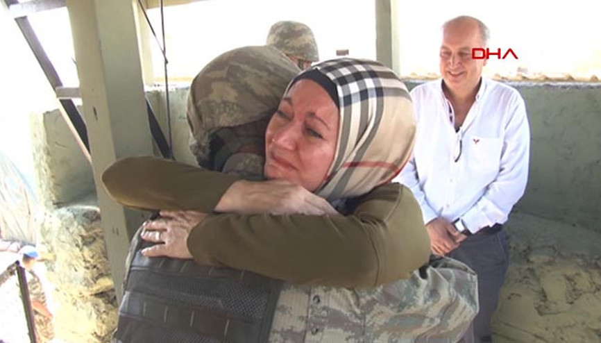 Şırnaktaki askere bayramda anne- baba sürprizi