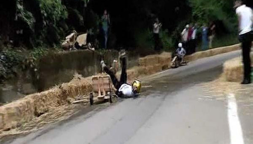 Kenan Sofuoğlu, tahta arabayla böyle kaza yapmış Kenan Sofuoğlu, tahta arabayla böyle kaza yapmış