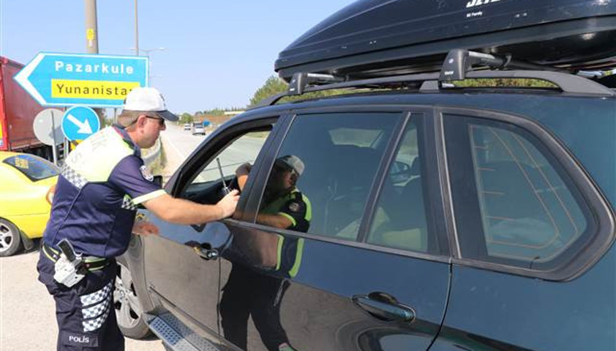 Kapıkulede gurbetçilerin 9 kilometrelik kuyruk çilesi