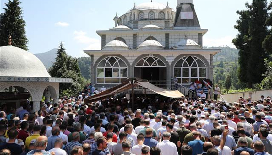 Rizeli türkücü Ahmet Çakar toprağa verildi