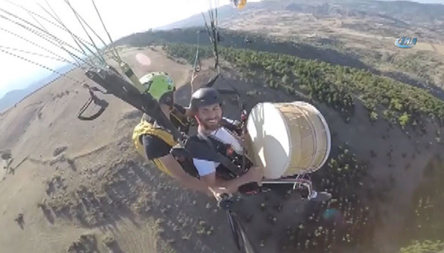 Paraşütçülerden davullu zurnalı uçuş