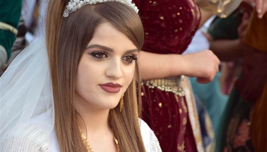 Aşiret liderinin kızına düğünde takılan para ve altın dudak uçuklattı Aşiret liderinin kızına düğünde takılan para ve altın dudak uçuklattı