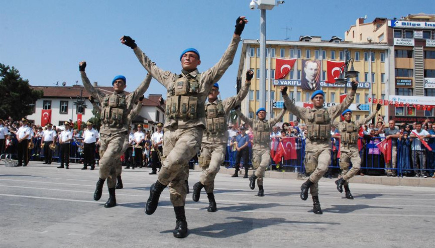 Komando timinden zeybek şov