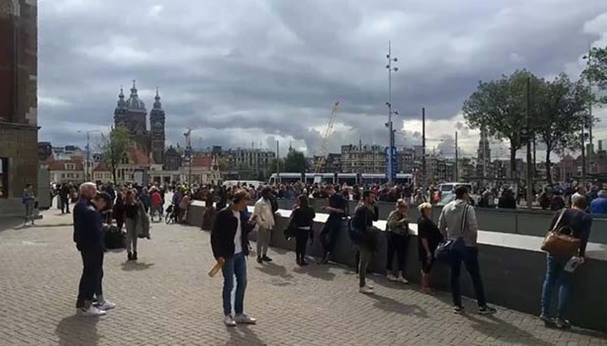 Amsterdam tren istasyonunda silah sesleri