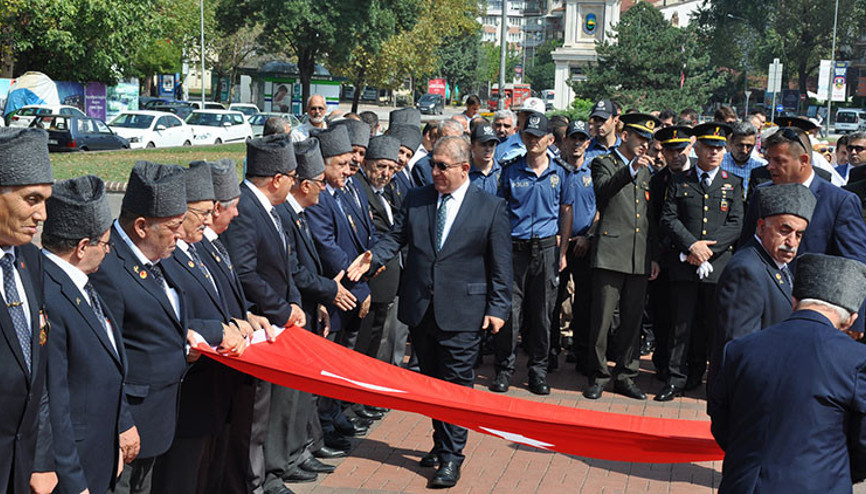Güneşte bekletilen gazilere yemek jesti Güneşte bekletilen gazilere yemek jesti