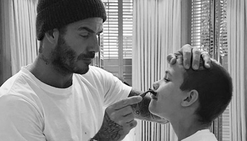 Beckham oğlunu traş etti