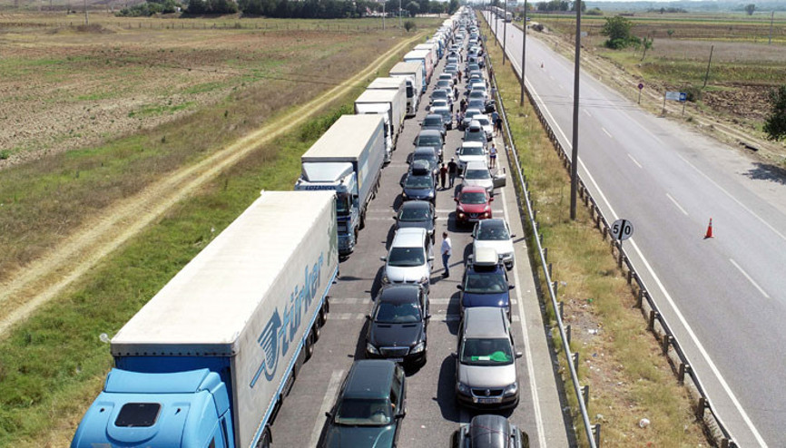 Kuyruk çilesi 14 kilometreyi geçti