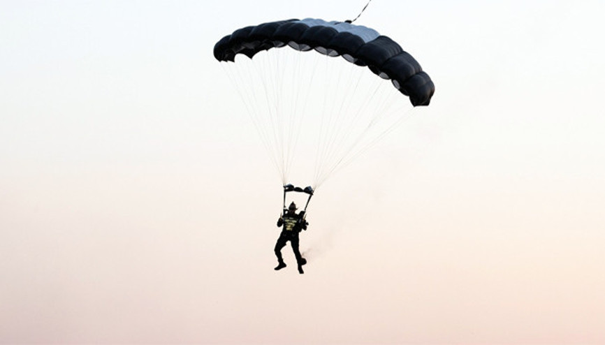 Hayko Cepkin dediğini yaptı Uçaktan paraşüt ile atlayarak sahneye indi