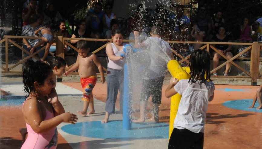 Adana’da su parkında serinlik