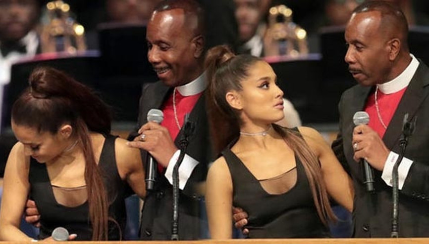 Cenaze töreninde Ariana Grandeye dokunan papaz