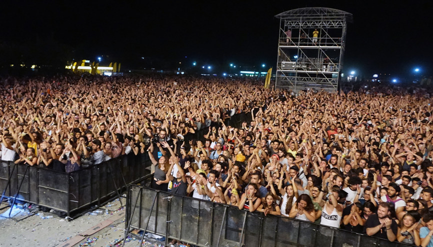 Alandan sokağa, gökyüzünden sahneye taşan festival