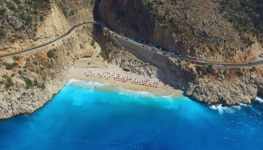 Mavinin benzersiz tonlarıyla her gün yüzlerce turist ağırlıyor