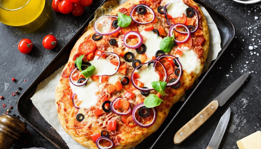 İtalyan Usulü Mozzarellalı Pizza Tarifi