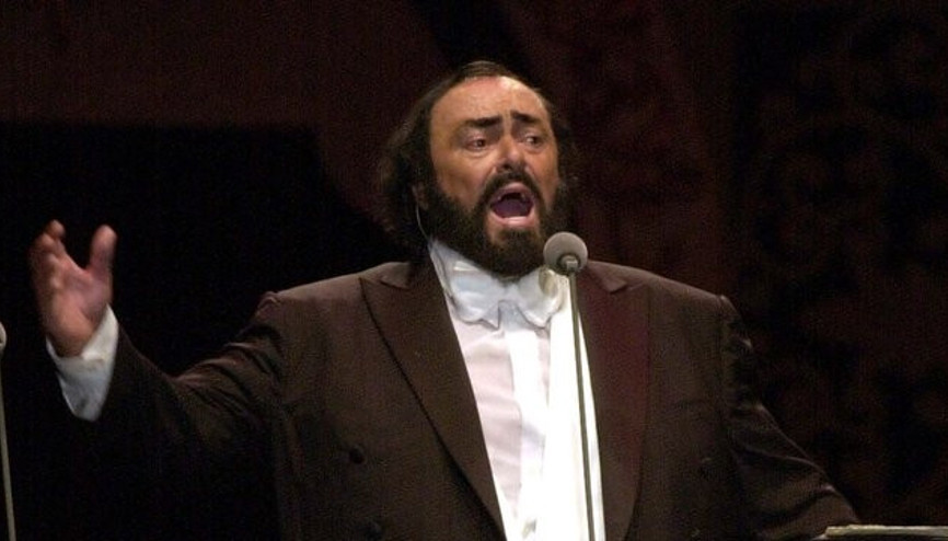 Luciano Pavarotti kimdir Elinde tuttuğu aksesuar nedir