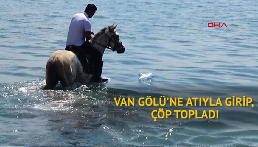 Van Gölüne atıyla girip, çöp topladı