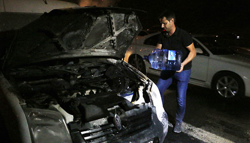 Aracı yanan sürücünün imdadına su satıcısı yetişti... Damacanalı müdahale