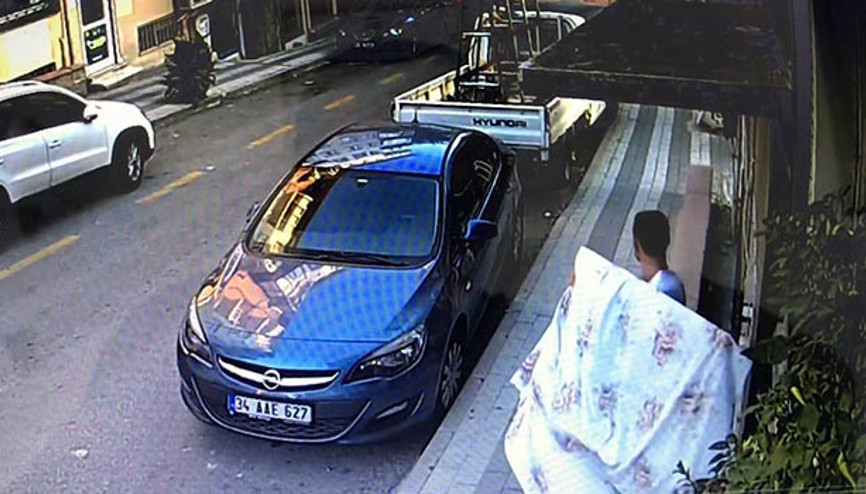 Yok böyle hırsızlık Çaldıkları eşyaları esnafa taşıttılar