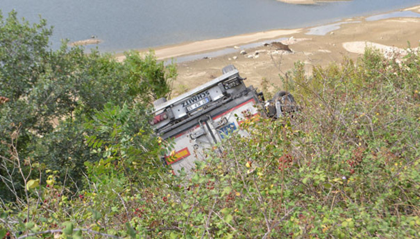 Şarampole yuvarlanan TIRın sürücüsü yaralandı