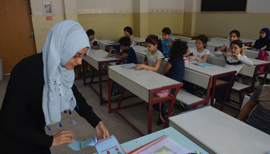 İlkokullu Suriyeli çocuklara, Suriyeli rehber öğretmen