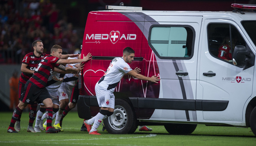 Sahada bozulan ambulansı futbolcular itti