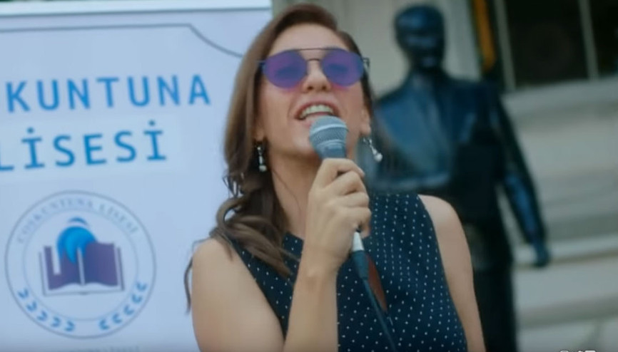 Evrim Alasya’dan Koca Koca Yalanlar’a özel canlı performans