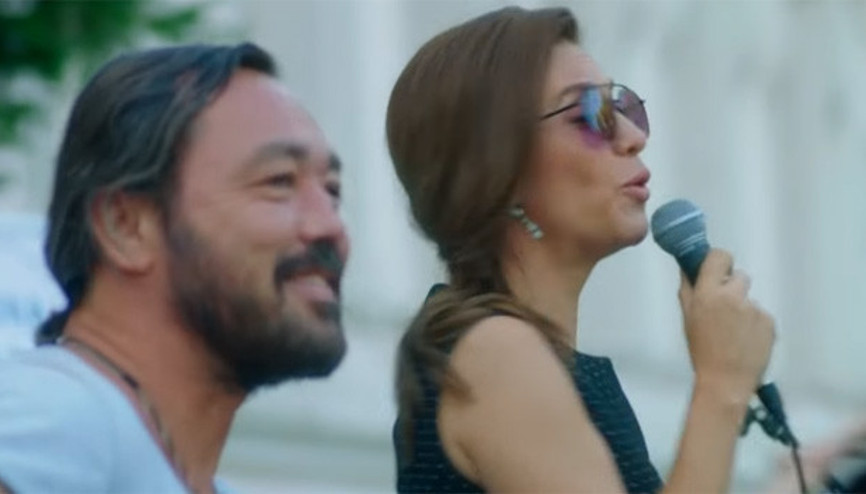 Evrim Alasya’dan Koca Koca Yalanlar’a özel canlı performans