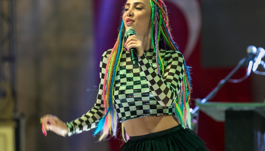 Ünlü isme Selena Gomez benzetmesi.. Rabia Tunçbilek kimdir