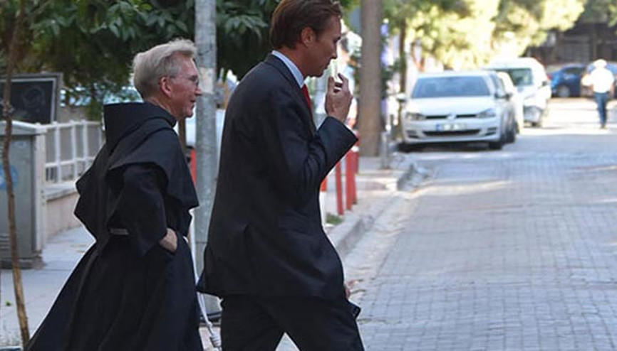 Cleric, lawyer visits Pastor Brunson under house arrest