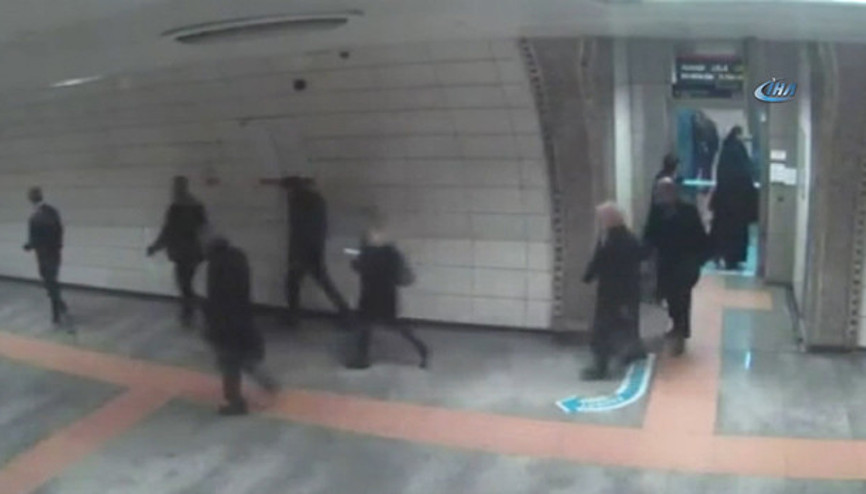 Metroda başörtülü kadına saldıran sanığın davasına başlandı