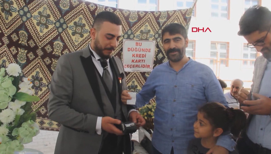 Düğünde takı için POS cihazı kullandılar