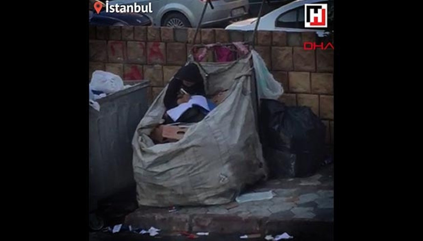 Küçük çocuğun atık kağıt toplama arabasının içinde kitap aşkı