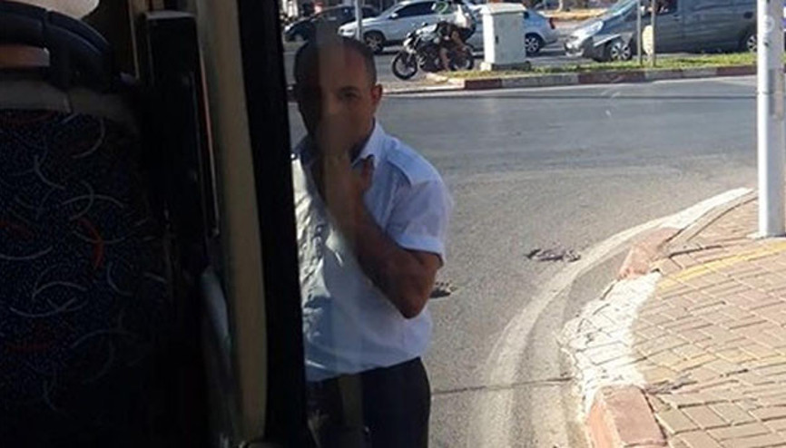 Kırmızı ışıkta şoförün sigara molası