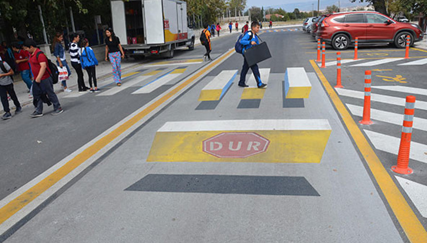 Okul önünde dikkat çeken önlem