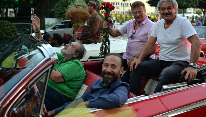 Adana’da sanatçılar ’Sevgi Korteji’ ile halkı selamladı