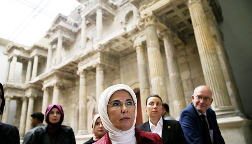 Berlin’de Bergama Müzesi’ni ziyaret etti