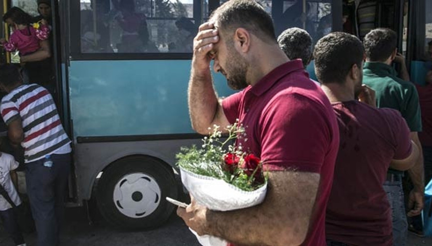 Elinde çiçek 7 gündür bekliyor Sınır kapısında duygulandıran anlar