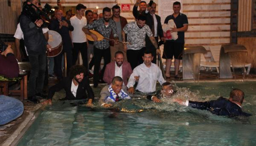 Belediye Başkanı, takım elbiseyle kaplıca havuzuna girdi