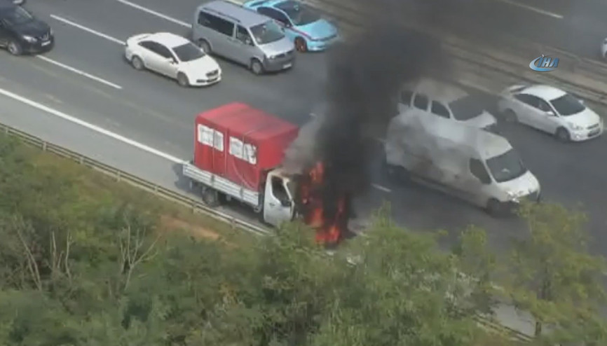 TEM Otoyolu Kavacık Mevkiinde kamyonet yandı