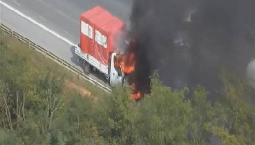 Son dakika... Dikkat TEMde kamyonet yangını...