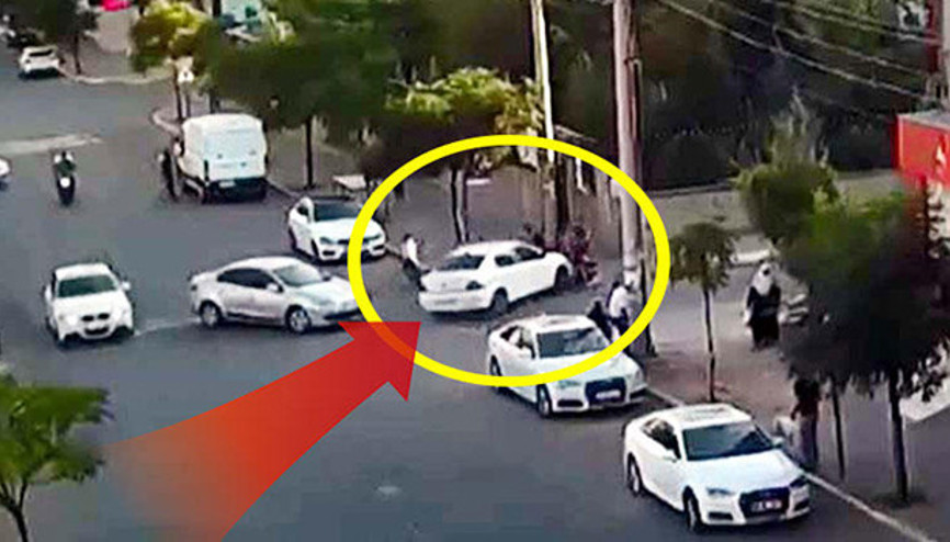 Kaldırımda yürüyen bebekli aile böyle ezildi