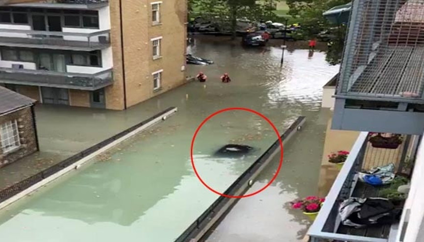 İngiltere’de otoparkta su borusu patladı