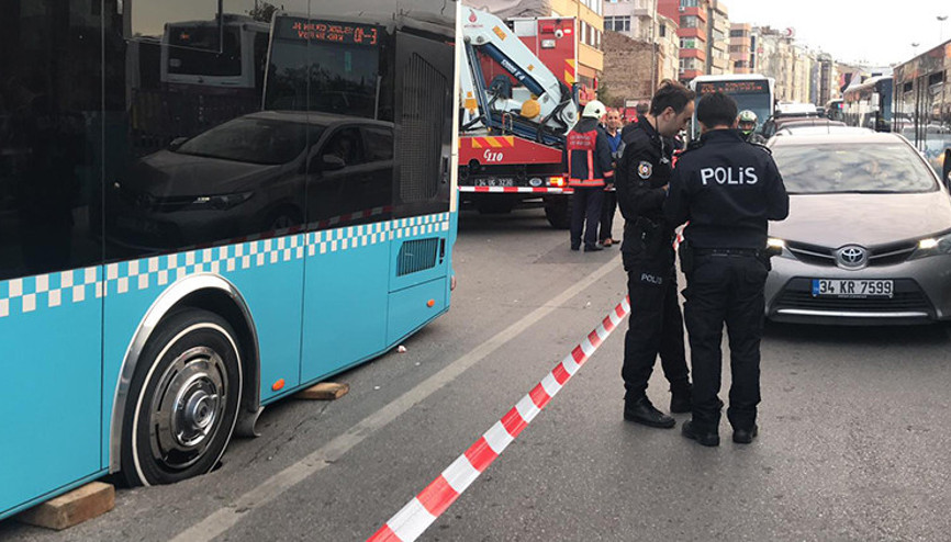 Kadıköyde yol çöktü Trafik kilit...