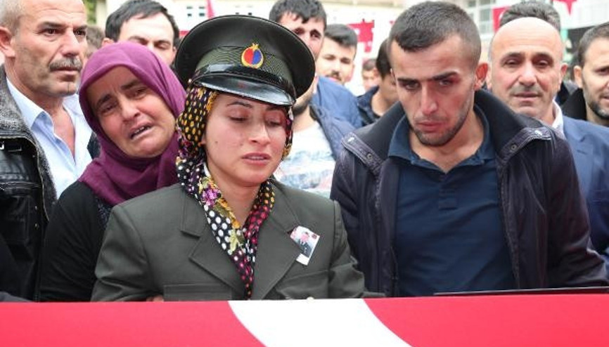 Şehit nişanlısını askeri üniformasıyla uğurladı