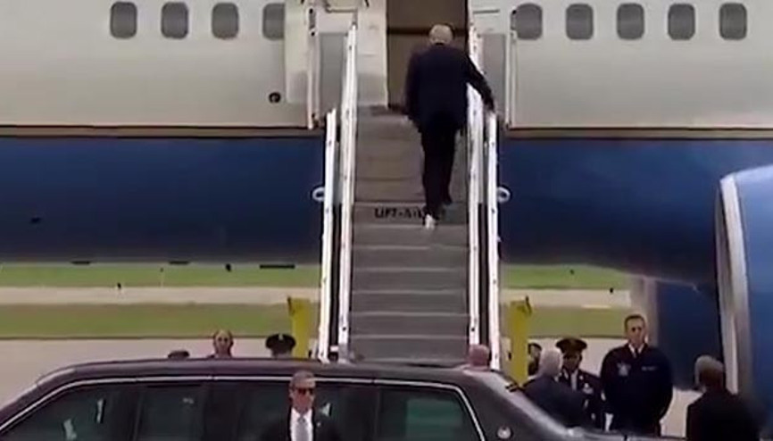 Trump uçağa tuvalet kağıdıyla bindi
