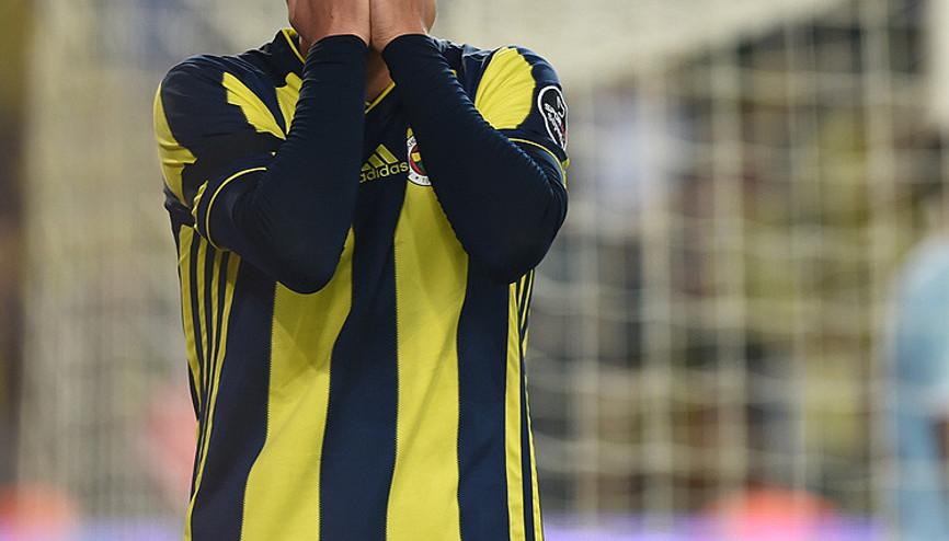 Fenerbahçeli iki futbolcuya şok Kadıköyde isyan...