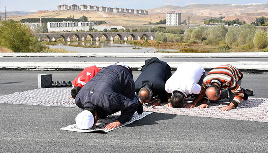 Mahalledeki köprüye böyle şükrettiler