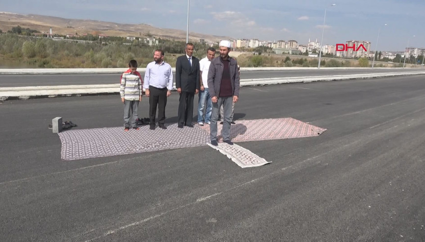 Mahalleye yapılan yeni köprüde şükür namazı kılıp, kurban kestiler