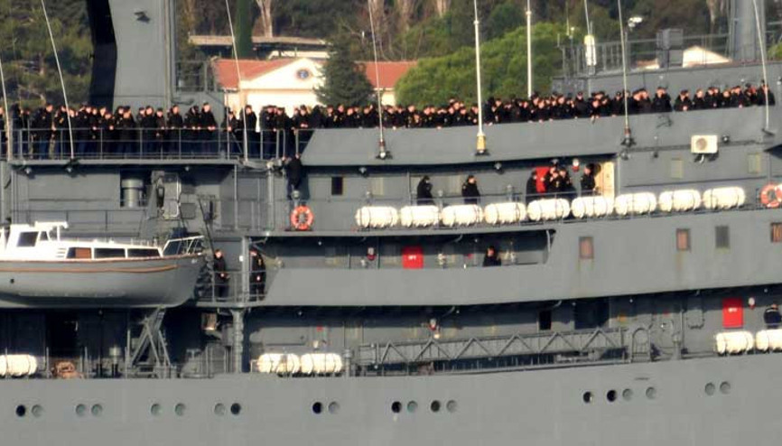 Çanakkale Boğazından böyle geçtiler Hepsi güverteye çıktı