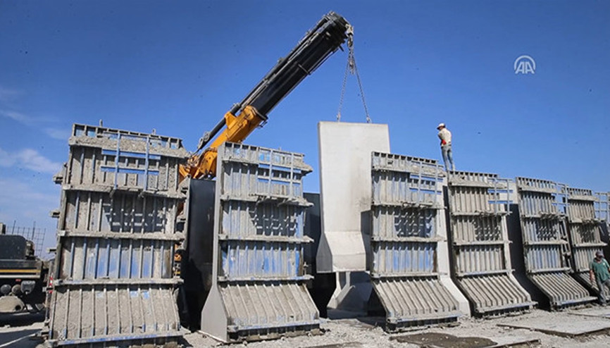 İdlibdeki gözlem noktalarına beton blok sevkiyatı